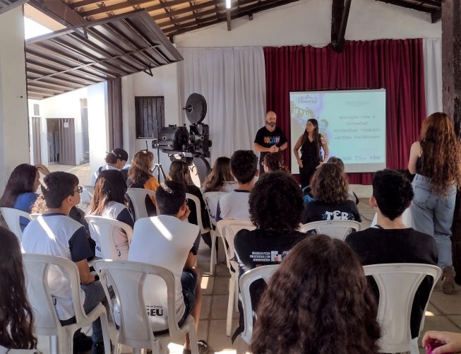 api-modulos/fotos/img/galeria_cat_culturais_546/546/13918/1ª EDIÇÃO DO PROJETO HISTORIAR JUVENTUDE, COM GUSTAVO E KARINE, COLÉGIO APOGEU, 24.09.2026 (4).jpg